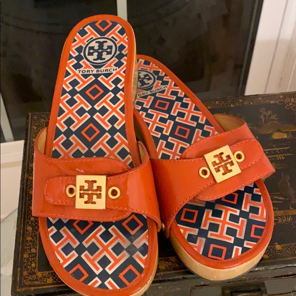 Red-orange comfy clogs